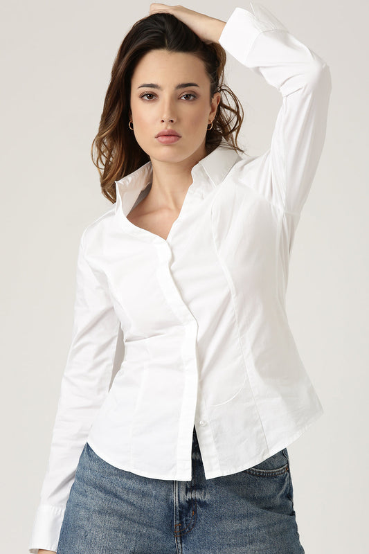 Woman wearing white linen casual shirt for Indian summer — Jolene