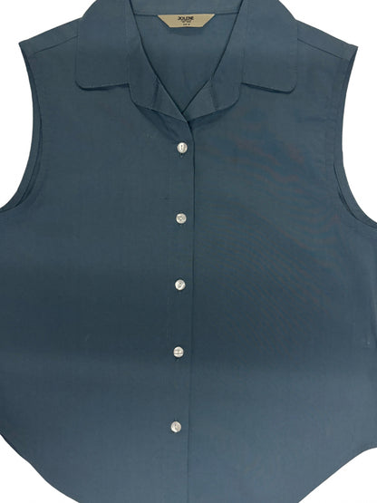 Blue grey cotton sleeveless cropped shirt with round collar, front button placket and curved hem – Jolene